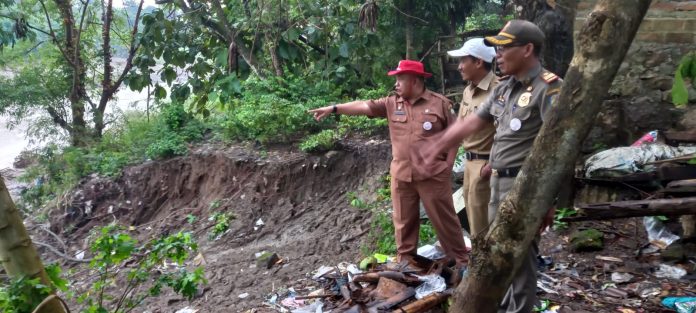 Camat Sukagumiwang melakukan pemantauan ke lokasi tanggul Sungai Cimanuk yang longsor, Rabu (8/3/2023)